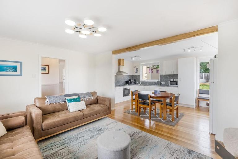 Modern Coastal Escape in Triabunna - Chambres d'hôtes Triabunna