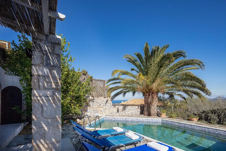 Villa Delfi with private pool - B&B Agia Triada