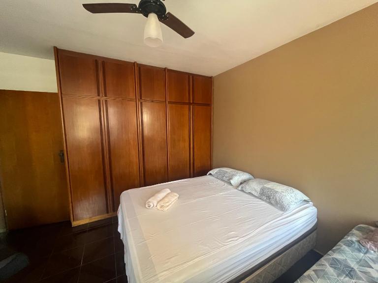 Suite Bueno econômica com Ar split Tv a acabo Wi-fi fibra local otimo e rico em comércio - Ferienwohnung Goiânia