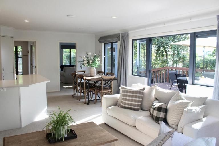 5-min walk to Village - Havelock North Holiday Home with Spa Pool - Bed and Breakfast Havelock North