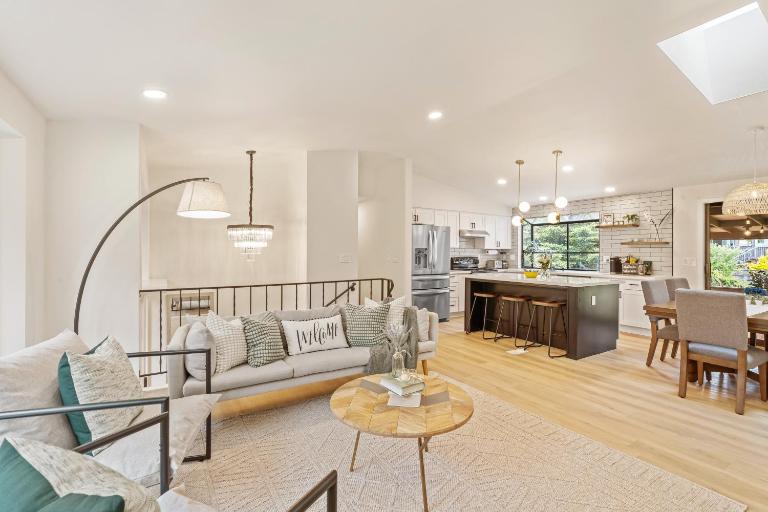 Spacious Modern Retreat w Game Room and Yard - B&B Lynnwood