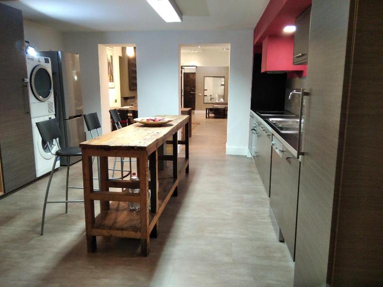 ApartEasy - MONUMENT, large, cosy apartment - Ferienwohnung Barcelona