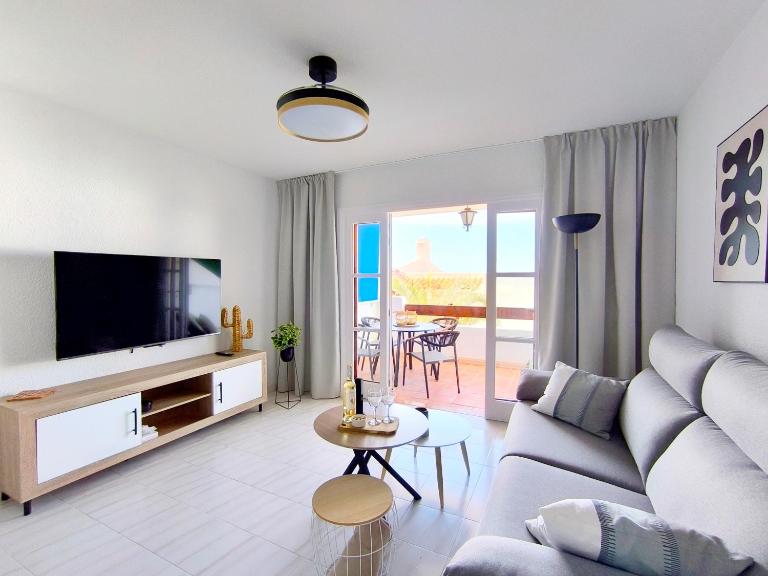 SUNLIT ISLE - heated pool, fibre net, Los Cristianos - B&B Los Cristianos