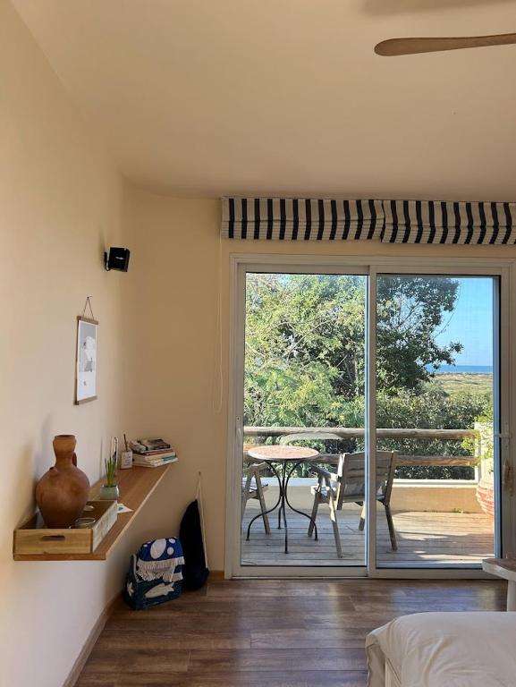 מרפסת לים, 7 דקות מחוף ים קסום - B&B Caesarea