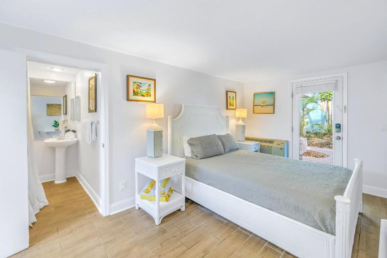 Private Patio, Walk to All, 2min- Siesta Keys Best Beach, 1min- Dining & Entertainment of Village! - Bed and Breakfast Siesta Key