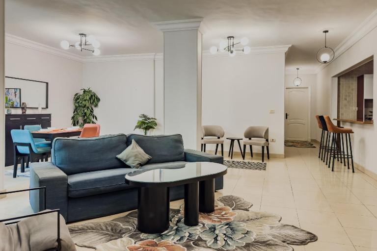 Distinct & Decent 2 BDR Apt Steps From Nightlife and Airport - B&B Il Cairo