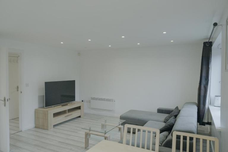 Relaxing Modern 3 Bed, 2 Bedroom Apartment - Secure Parking - Close to Manchester City Centre and Old Trafford - B&B Manchester