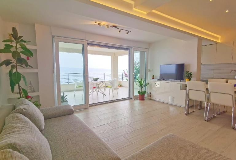 Apartment with a sea View No 10, first row by the sea, Beach house Ana - B&B Duće