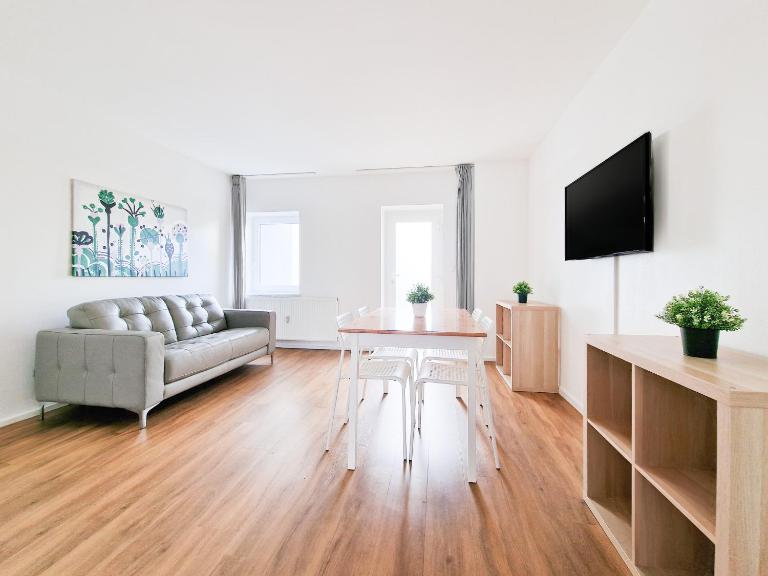 Tolstov Apartments - 2 Room Apartments - Terrace - 25 Min to Messe DUS - B&B Krefeld