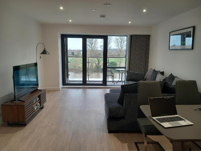 Central Modern and Spacious River view Apartment with parking - B&B Nottingham