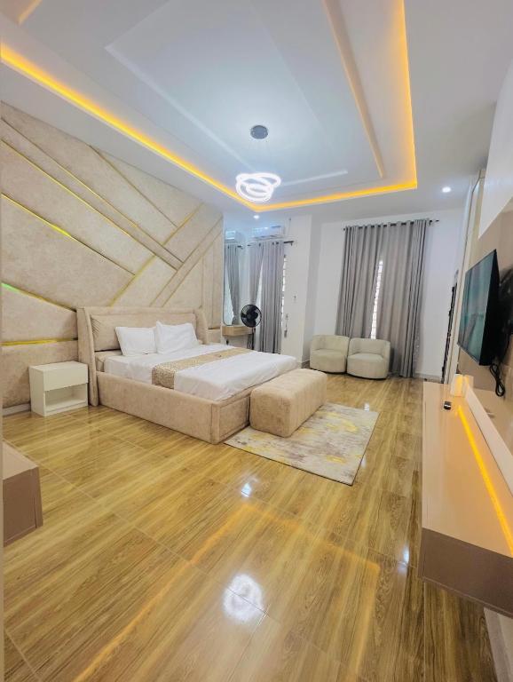 ScattHomes Lekki With Swimming Pool, PS5, Gym, Jacuzzi, Free Wifi and many more - B&B Lekki