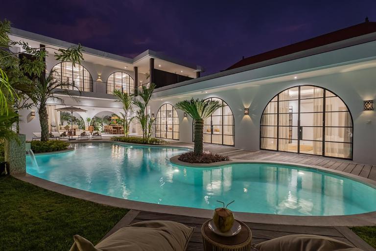 Villa Cebossa by Optimum Bali Walk to Beach - Finn's Canggu - B&B Canggu