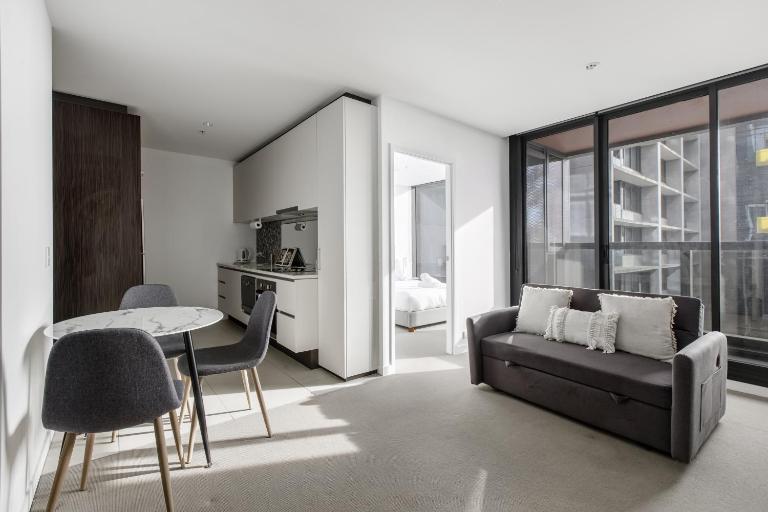 Modern Nomads Prime CBD 2BR Modern City Haven with Pool & Gym - B&B Melbourne