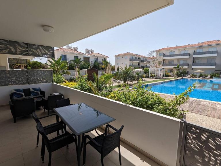 Violetta Apartment, Ground Floor Pool View - Ferienwohnung Paralímni