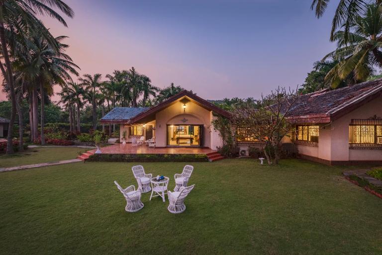 SaffronStays Sea Sparkle - 4BR beachfront villa with lawn, deck & gazebo near Kashid-Murud beach - B&B Adi