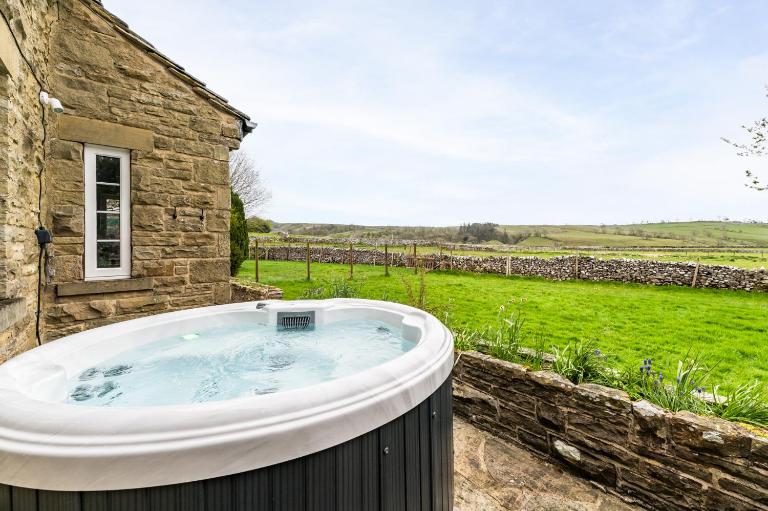 Central Malham Wellbeing Escape, 5-bed house with yoga studio - Chambres d'hôtes Malham