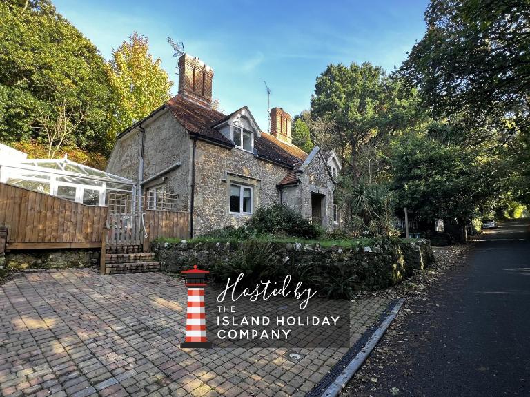 2 Apse Castle Cottages Charming 16th-Century Cottage in Shanklin - Dog-Friendly, Parking, Near Beach Sleeps 5 - B&B Shanklin