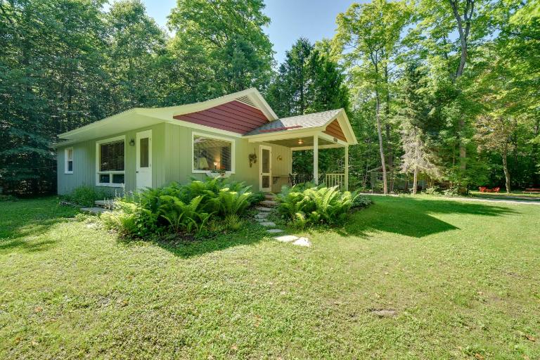 'Cherry Cottage' - Walk to Peninsula State Park! - Bed and Breakfast Ephraim