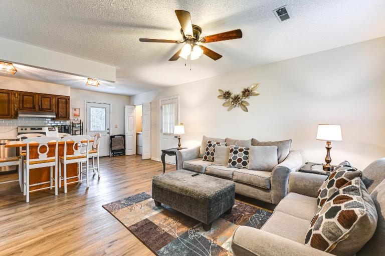 Deck & Fenced Yard: Family Home in Winterville - Bed and Breakfast Winterville
