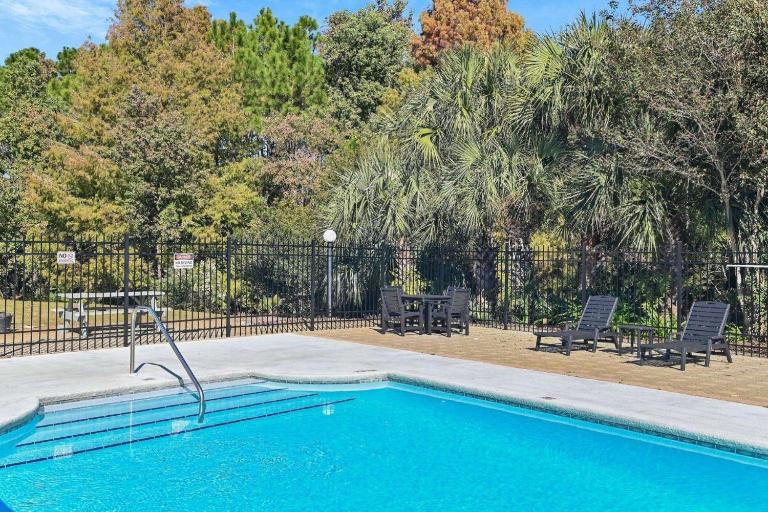 Indian Lake 177 Condo ~ Salty Sandollar - Bed and Breakfast Destin