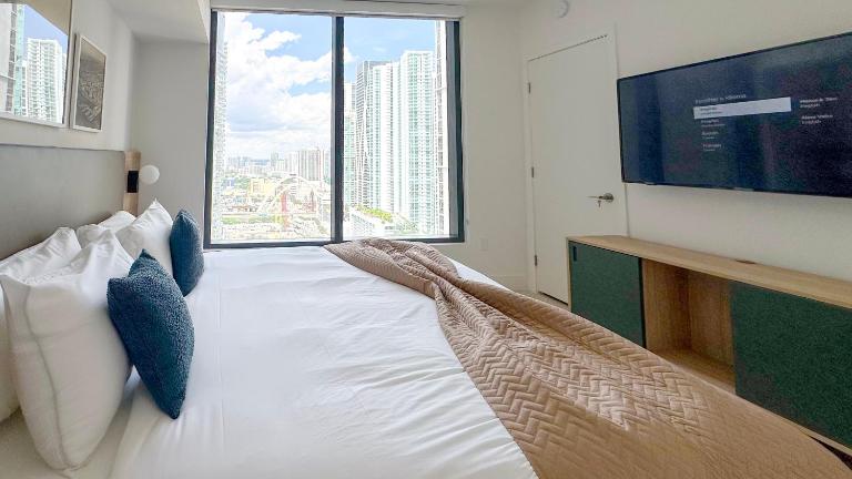 Stylish One Bedroom in the heart of vibrant Downtown- Daily resort fee and parking not included - B&B Miami