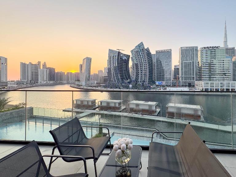 Sunset View Overlooking Burj Khalifa and Canal View - B&B Dubái