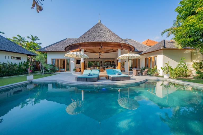 Villa Lea - 5BR luxury oasis in Seminyak with pool - B&B Kerobokan