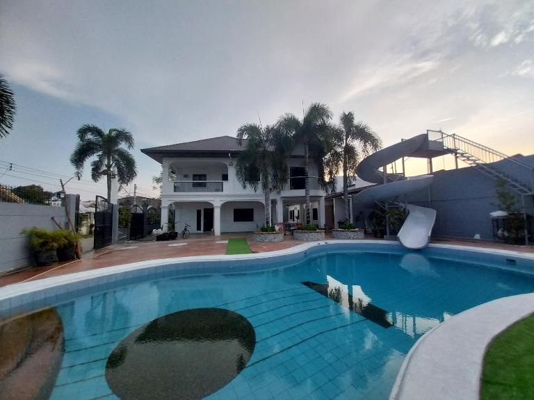 Sunny at DJE Villa - B&B Angeles City