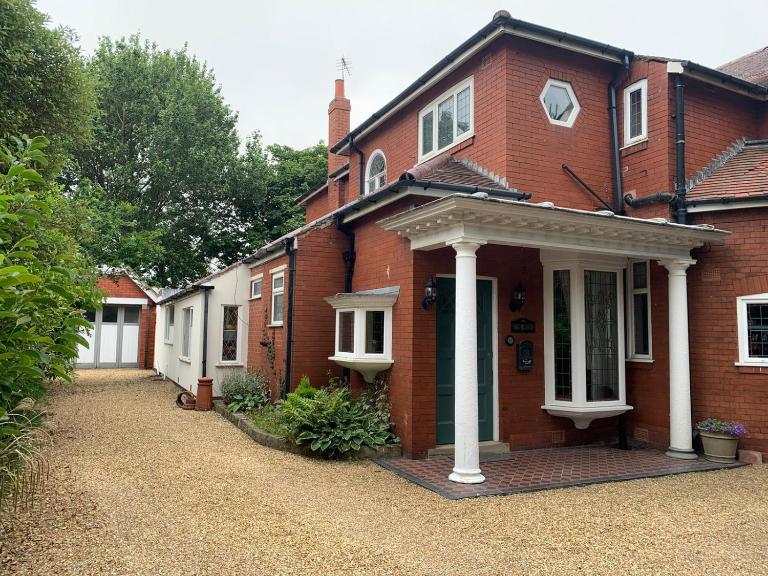 Blackpool Abode - Southlands - Bed and Breakfast Blackpool