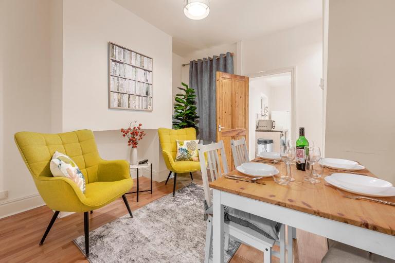 Cosy well-connected 3-bed house - Ferienwohnung Sale
