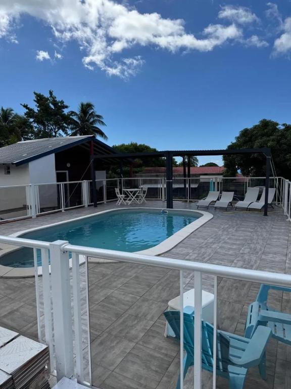 Bungalow cosy près de Basse-Terre - 20 m² avec piscine - B&B Basse-Terre