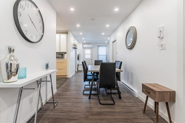 Huge 3 Bedroom Condo with a Large Patio - Chambres d'hôtes Montréal