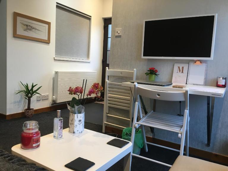 Ensuite room with micro, fridge, washer drier - B&B Aberdeen