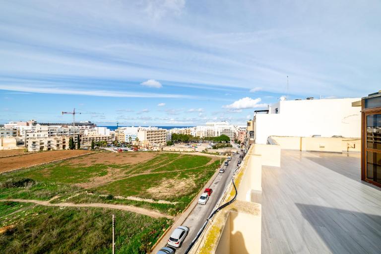 Peaceful Penthouse 3 bed with views - by HostMT - Chambres d'hôtes San Pawl il-Bahar