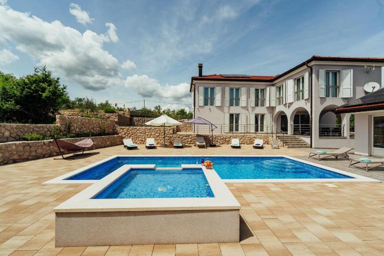 Luxury villa La Perla with heated pool - B&B Krivodol
