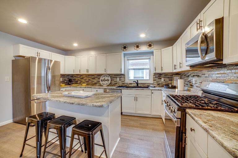 4 Mi to Lake Michigan: East Chicago Home w/ Grill - Ferienwohnung East Chicago