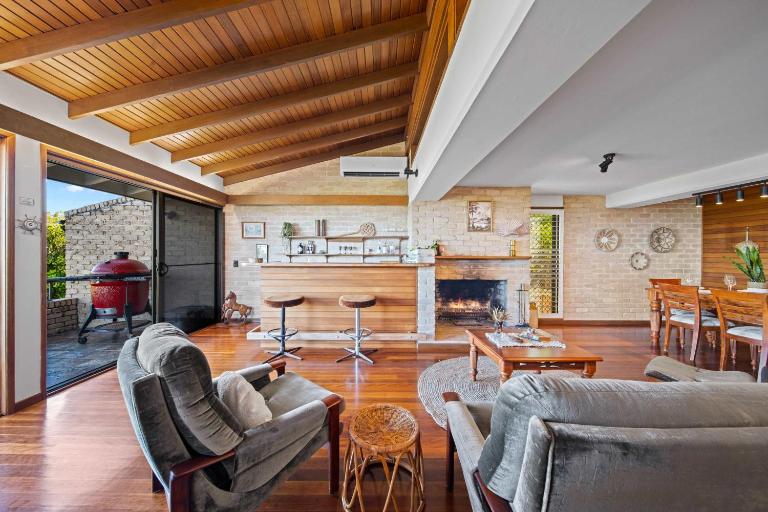 Caloundra Retro Beach House in Front of Ocean - B&B Caloundra