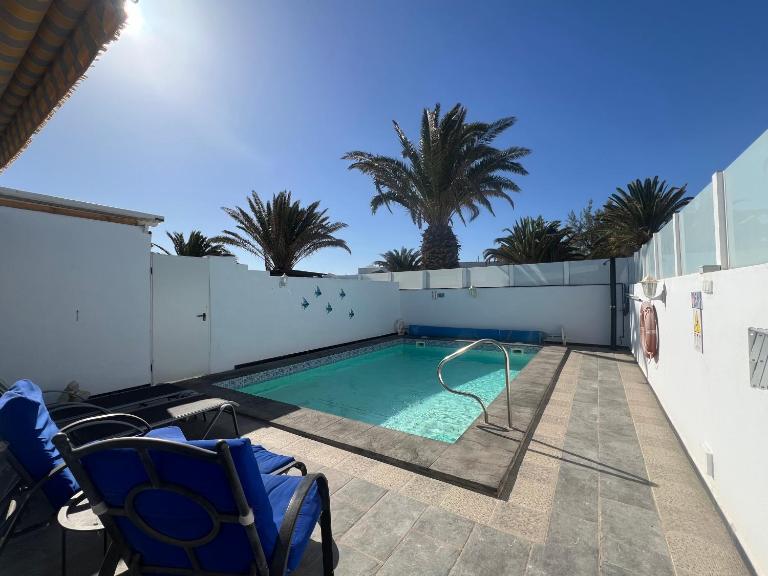 Casa Swn-y-Mor, two bedroom apartment with private pool - Bed and Breakfast Costa Teguise