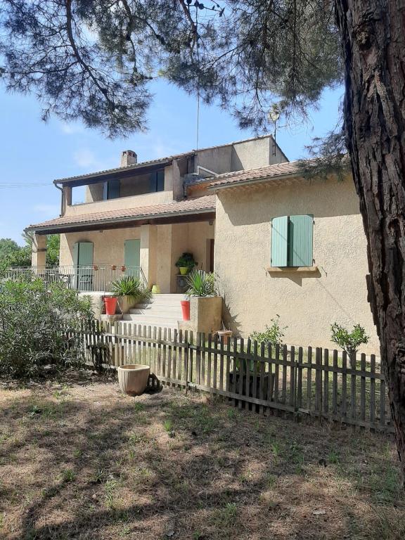 Appartement avec grand jardin et parking, Uzès - Chambres d'hôtes Uzès