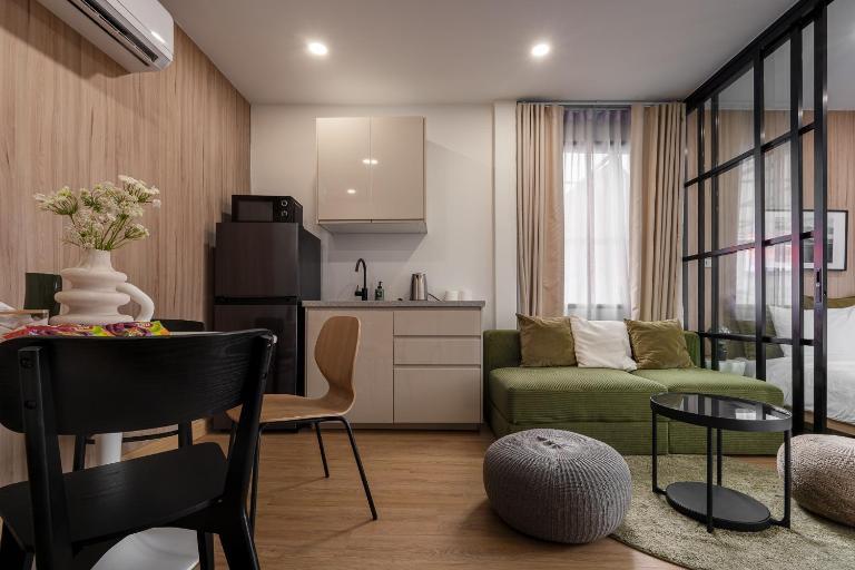3 Bed 3 Bath / Luxury / 1 min walk to BTS Asok - Chambres d'hôtes Bangkok