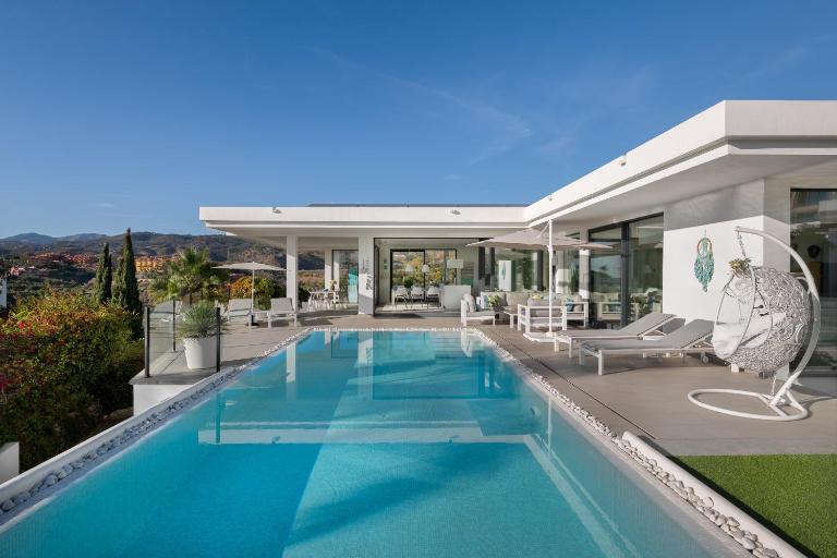 Modern 4BR Villa with Pool & Sea Views - Ferienwohnung Marbella