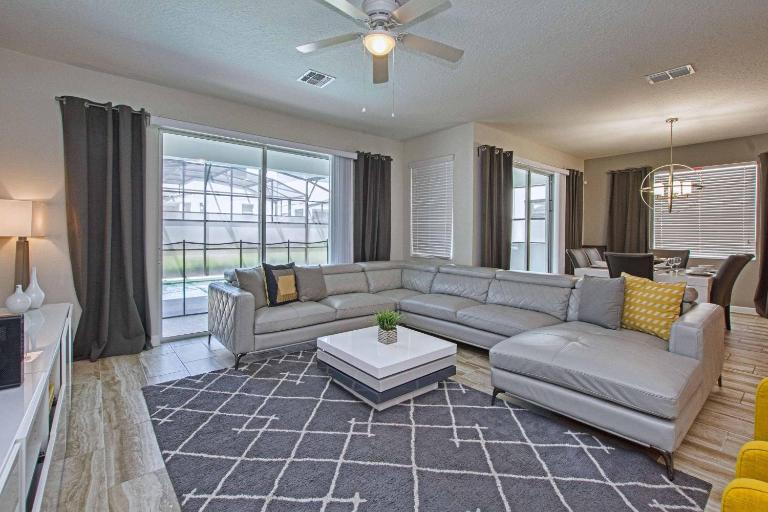 Spacious 6 Bed Home with Pool in Prime Storey Lake Location - B&B Kissimmee