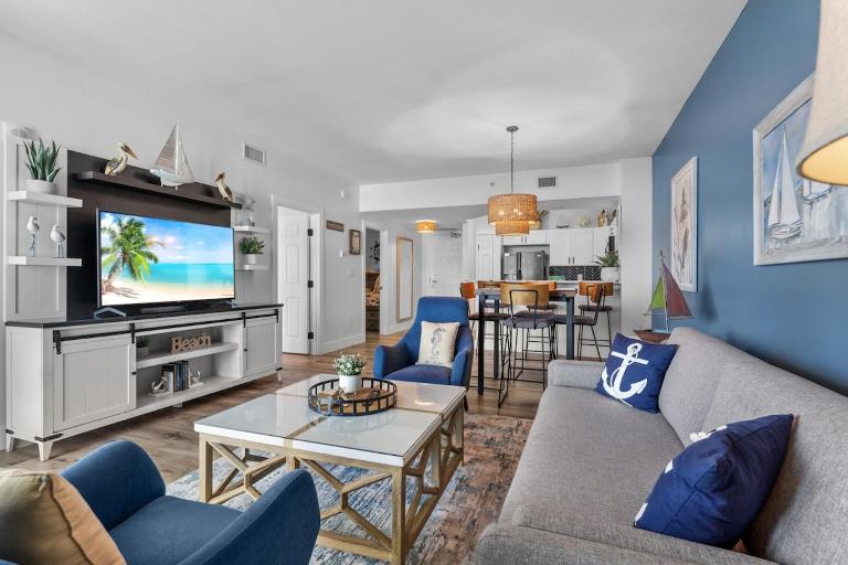 Sunrise Surprise 9th floor 2BR 2 BA King Suite Beach shuttle, heated pool! - Chambres d'hôtes Destin