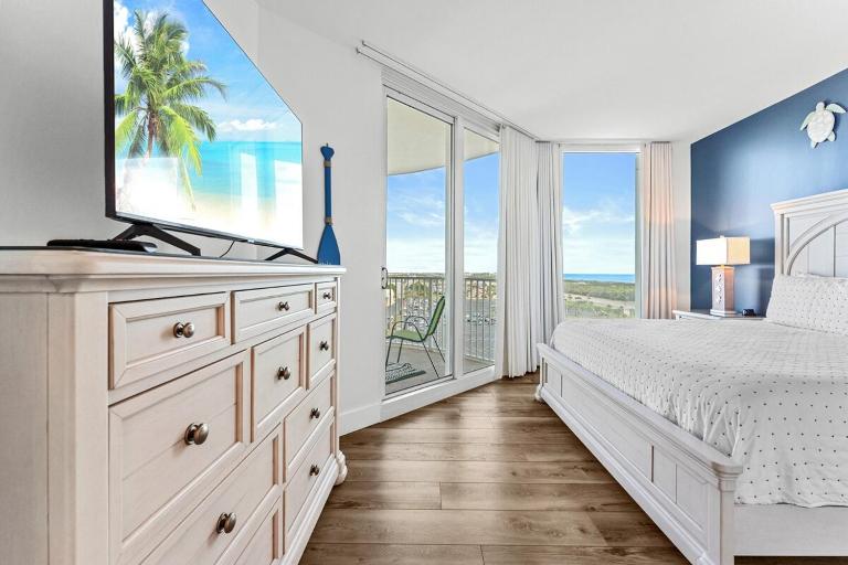 Sunrise Surprise 9th floor 2BR 2 BA King Suite Beach shuttle, heated pool! - B&B Destin
