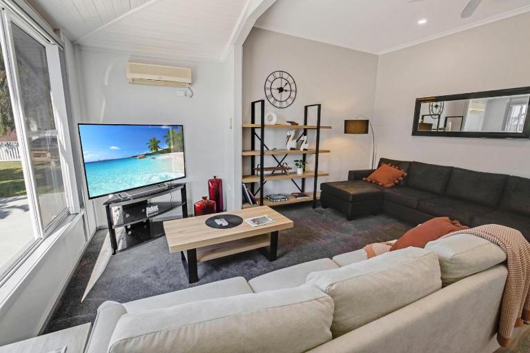 Beach and Lakes Cottage A - Bed and Breakfast Lakes Entrance