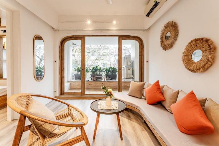 Sunny Old Quarter Apartment near Train Street - Big Balcony, Kitchen- Self Check-in - B&B Hanoi