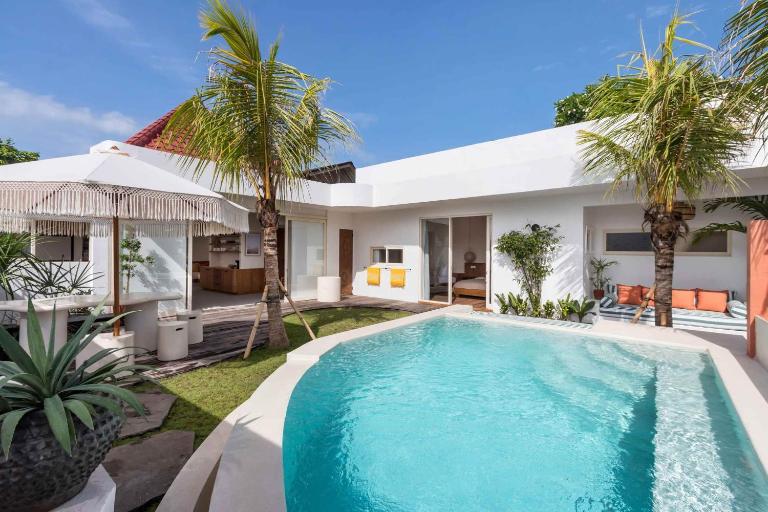 Villa Biro - Stylish 2BR Umalas Villa with AC Living Room & Rice Field Views - Ferienwohnung Canggu