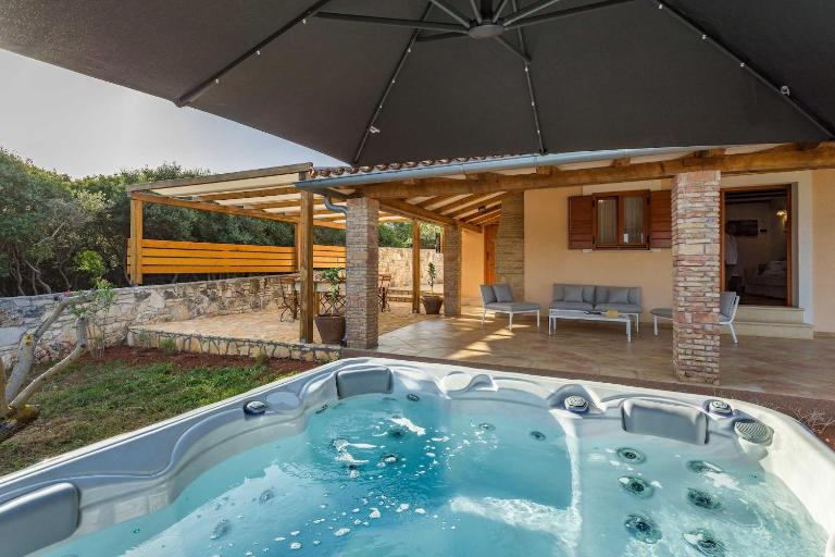Casa Vala Romana with Jacuzzi and Big Garden - B&B Pula