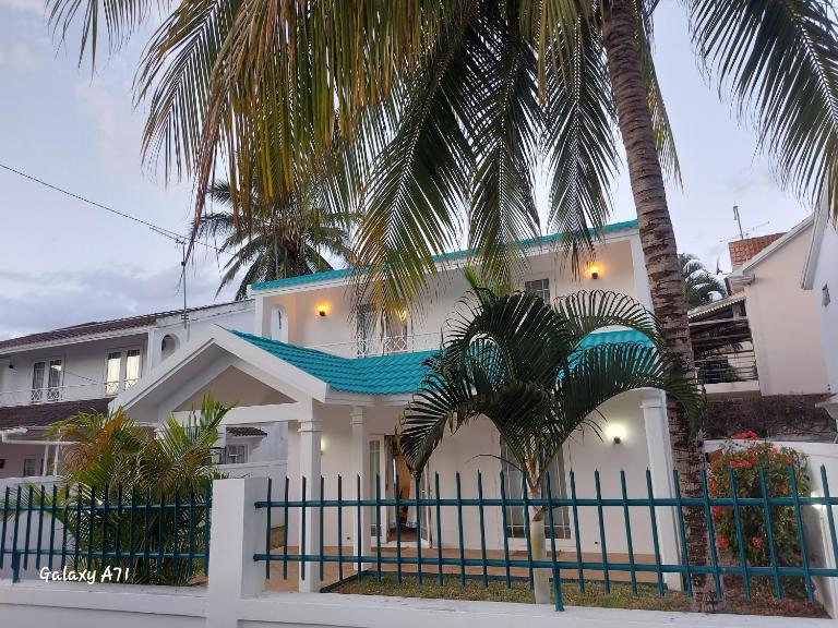 Holiday Home close to the BEACH - B&B Flic en Flac