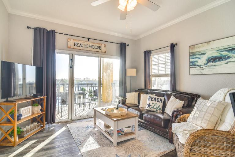 Short Walk to Bay & Ocean: Treasure Island Condo - B&B St. Pete Beach